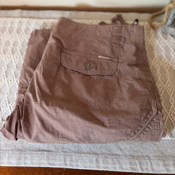 Columbia Women’s Mocha Cargo Shorts Size 10. 6 Pockets Side Adjustable Tie - Picture 1 of 6